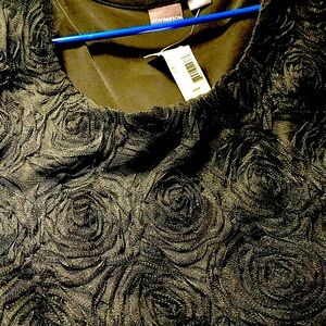 Dressy tank top. Front Rossett patern 3d look raised flowers.